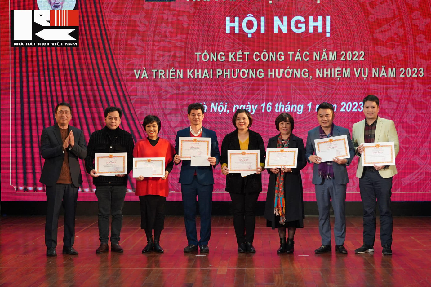 Cán bộ, nhân viên Nhà hát Kịch Việt Nam trải qua một năm ý nghĩa với dấu mốc 60 năm.