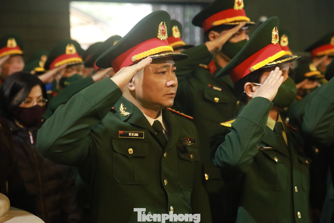 NSND Tự Long và nghệ sĩ Nhà hát Chèo Quân đội chào tiễn biệt đạo diễn Doãn Hoàng Giang. Ảnh: TRỌNG TÀI.