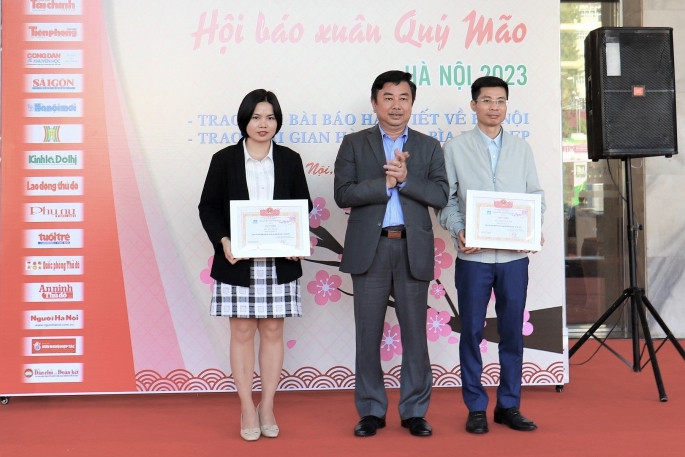 Báo Tiền Phong nhận giải B Gian trưng bày đẹp tại Hội Báo Xuân Quý Mão - Hà Nội 2023. Báo Tiền Phong nhận giải B Gian trưng bày đẹp tại Hội Báo Xuân Quý Mão - Hà Nội 2023.