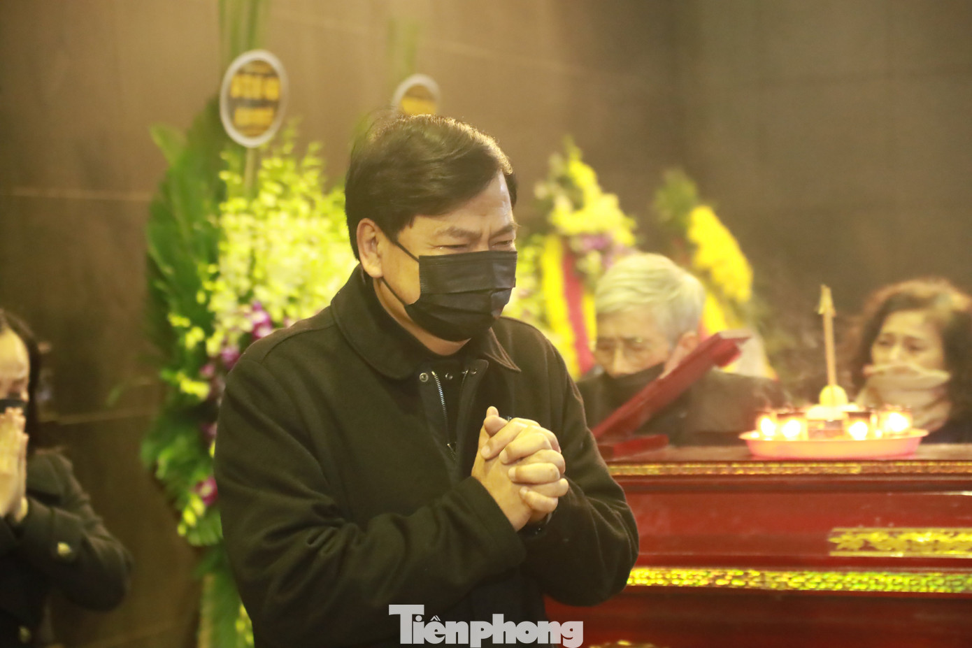 NSƯT Lê Chức, NSND Quốc Anh bái biệt NSND Doãn Hoàng Giang. Ảnh: TRỌNG TÀI.