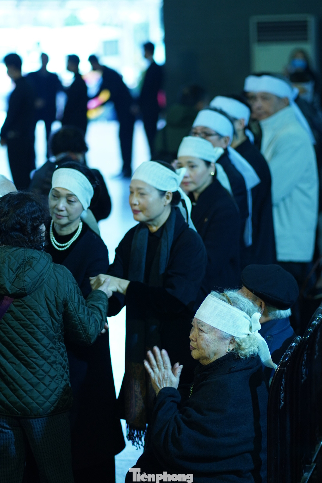 NSƯT Lê Mai, các con gái và gia đình tề tựu để nói lời vĩnh biệt NSND Trần Tiến.