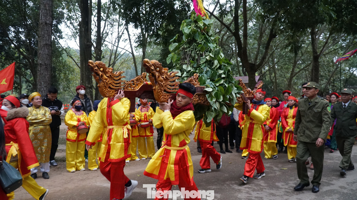 Lễ vật trầu cau - một trong những lễ vật được tranh cướp tại Hội Gióng trước đây. Sau khi làm lễ tại sân Rồng, lễ tế và trầu cau được tiến cung để ông Gióng chứng giám. Sau đó lộc sẽ được san sẻ đưa về đền Hạ và đền Mẫu để tất lộc cho du khách. Hình thức này vẫn giữ được truyền thống là tất lộc cho du khách, kịch bản, quy trình của lễ hội cam kết với UNESCO không có gì thay đổi.