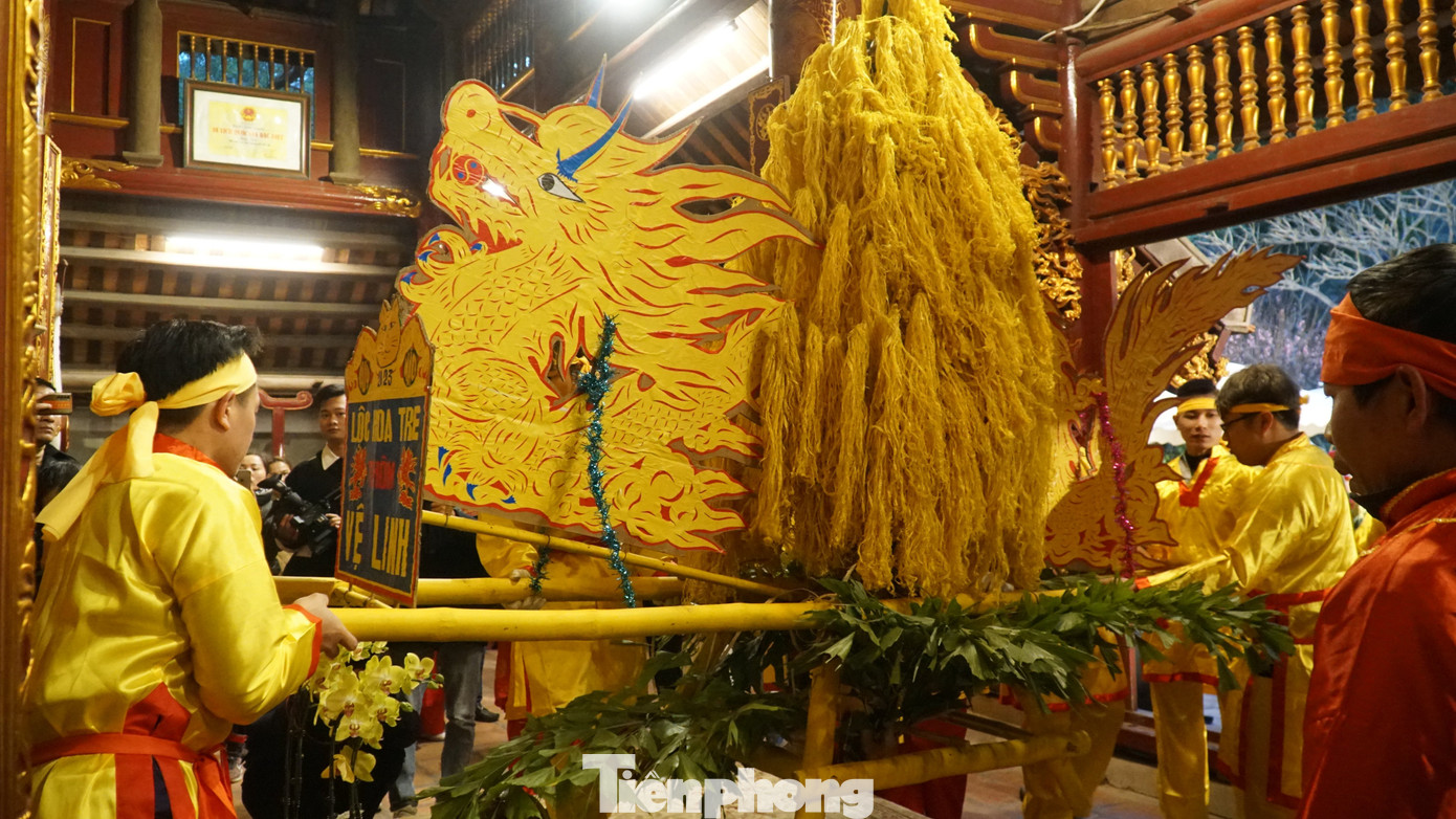 Lễ vật hoa tre được rước vào đền Thượng dâng Thánh.