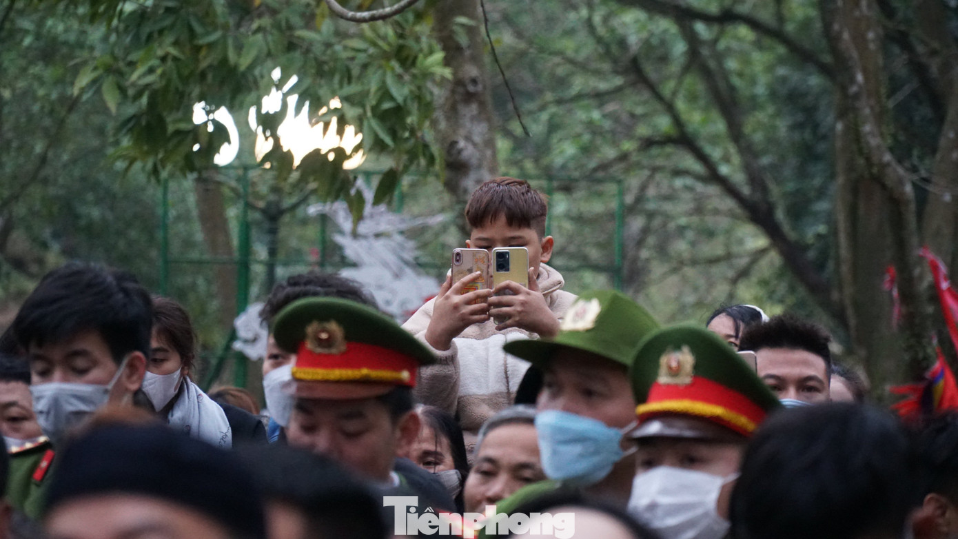 Hàng năm trong lễ hội đền Gióng, tục cướp lộc thánh... tạo nên khung cảnh nhốn nháo. Tuy nhiên, theo ghi nhận của PV Tiền Phong, tại hội Gióng năm nay không còn cảnh chen lấn tranh cướp lộc. Ảnh: TRỌNG TÀI.