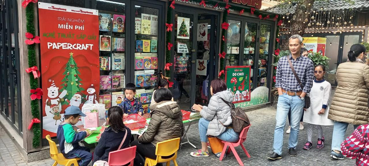 Không gian Nhà sách Tiền Phong tại Phố sách Hà Nội. Không gian Nhà sách Tiền Phong tại Phố sách Hà Nội.