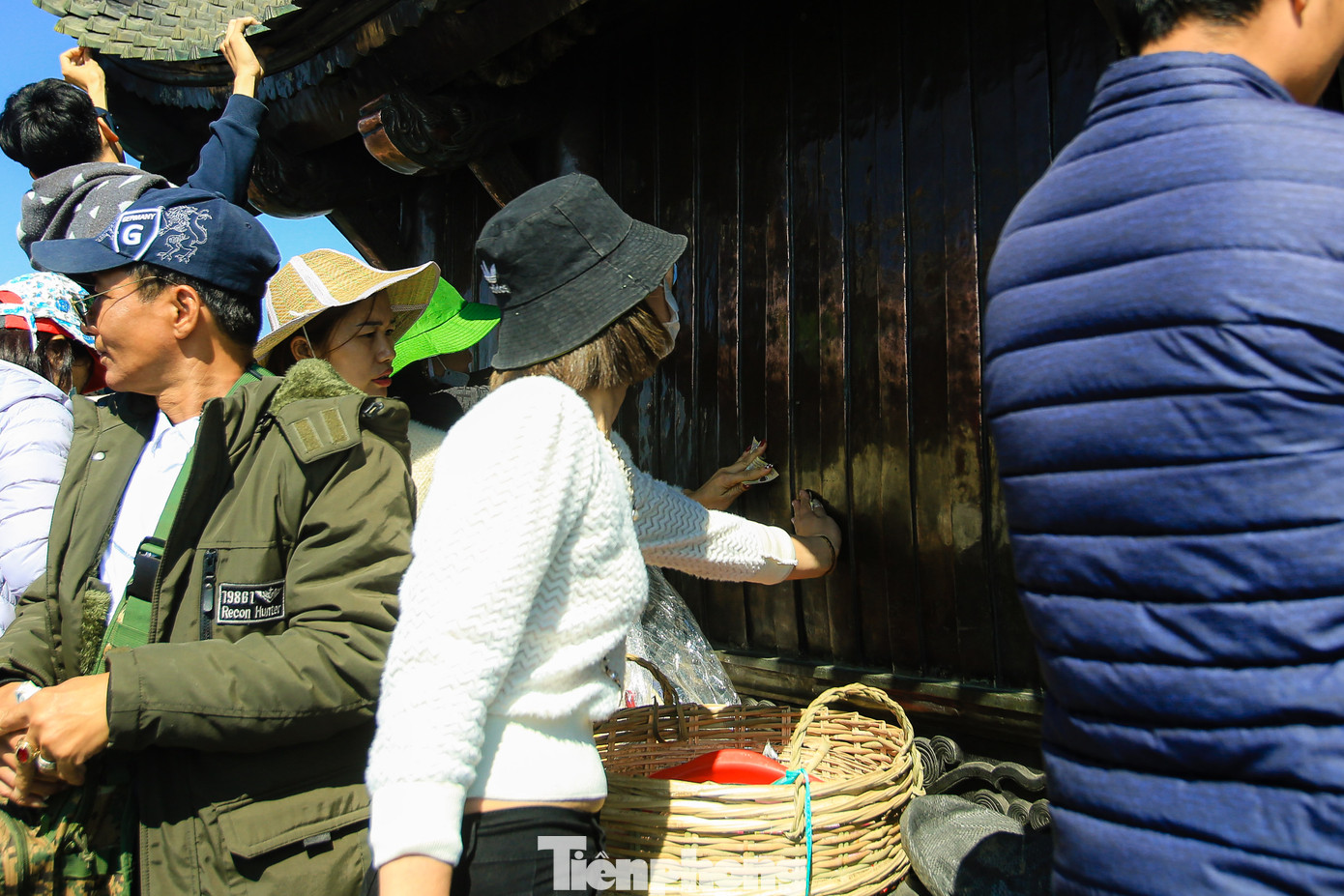 Người dân vẫn lấy tiền chà vào chùa Đồng lấy may. Ảnh: TRỌNG TÀI.