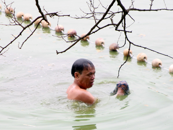 Thợ lặn không quản ngại rét mướt, ngâm mình dưới hồ hàng giờ đồng hồ