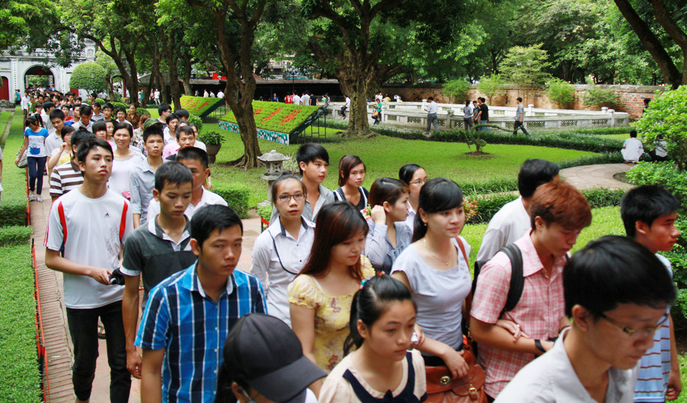 Dòng người nối đuôi nhau vào tham quan Văn Miếu. Ảnh: Trường Phong