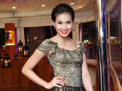 Hoa hậu Dương Mỹ Linh diện bộ đầm ren rất sang trọng