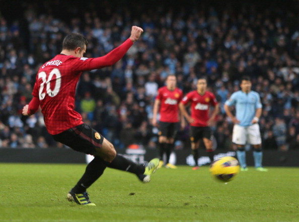 Cái chân trái Van Persie và cái lưng Nasri làm nên chiến thắng kịch tính ở trận derby