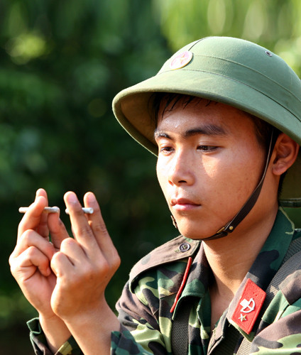 Binh nhì Nguyễn Văn Thế - chiến sĩ trung đội 8, tiểu đoàn 1 thực hành dùng kìm cố định kíp và dây cháy chậm