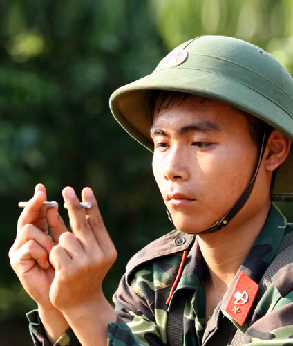 Binh nhì Nguyễn Văn Thế - chiến sĩ trung đội 8, tiểu đoàn 1 thực hành dùng kìm cố định kíp và dây cháy chậm