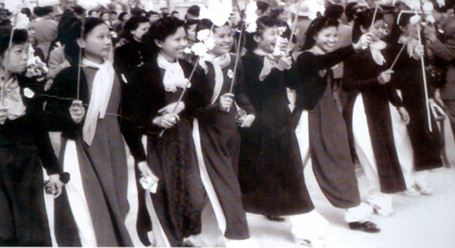 Đoàn thể phụ nữ Hà Nội diễu hành trong ngày 10/10/1954