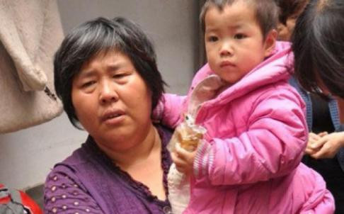 Bà Yuan Lihai và một em nhỏ mồ côi. Bà Yuan Lihai và một em nhỏ mồ côi