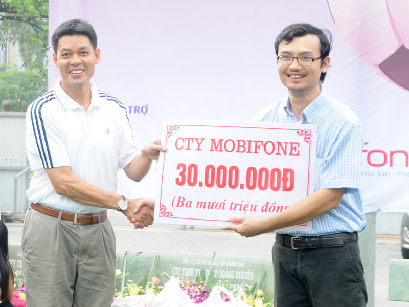 Đại diện các nhà tài trợ trao tặng số tiền tài trợ và hoa cho báo Tiền Phong