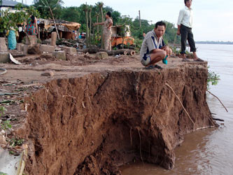 Khai thác cát trái phép là một trong những nguyên nhân gây sạt lở nhiều căn nhà ở xã Long Khánh A (huyện Hồng Ngự). Ảnh: VS