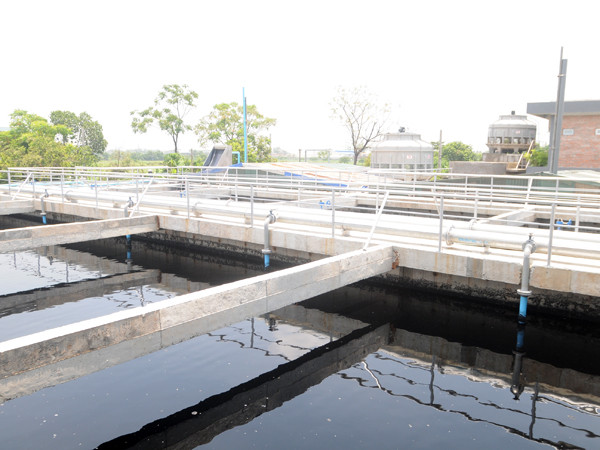 Hệ thống bể xử lý nước thải của công ty dệt 19-5 không có nắp đậy