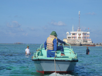 Thuyền từ đất liền vào đảo Đá Tây. Ảnh: L.A