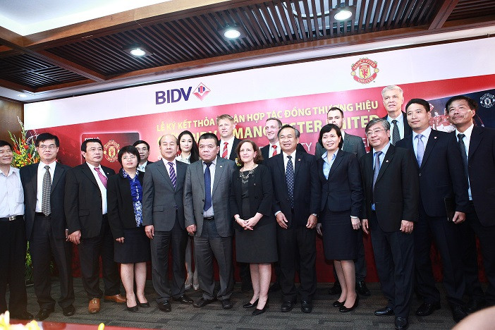 Peter Schmeichel chụp ảnh với các quan khách dự lễ kí kết