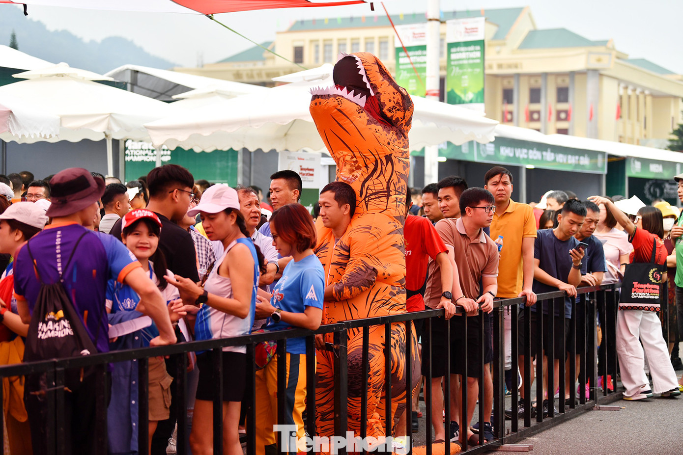 Năm nay, Tiền Phong Marathon tiếp tục có sự xuất hiện của những tạo hình dễ thương. Trong ảnh là một vận động viên với bộ đồ chạy hình khủng long đang xếp hàng nhận racekit.