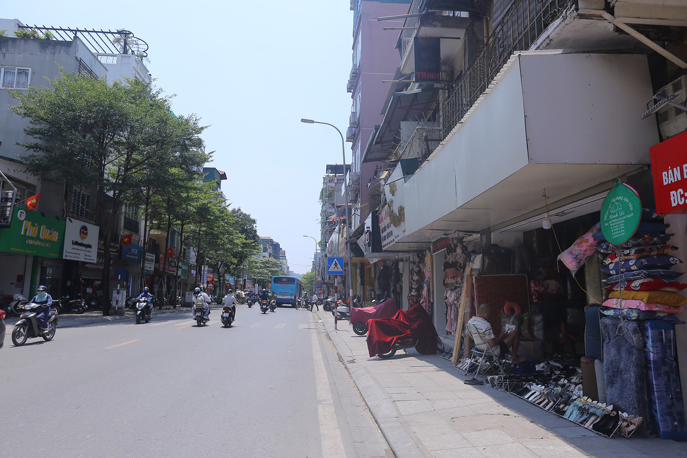 Có thể nhìn thấy, mặt bằng vỉa hè khá lớn, nhưng một phần khoảng không bị cơi nới, chiếm dụng, có thể ảnh hưởng đến việc trồng cây xanh trên vỉa hè. Ảnh: Duy Phạm.