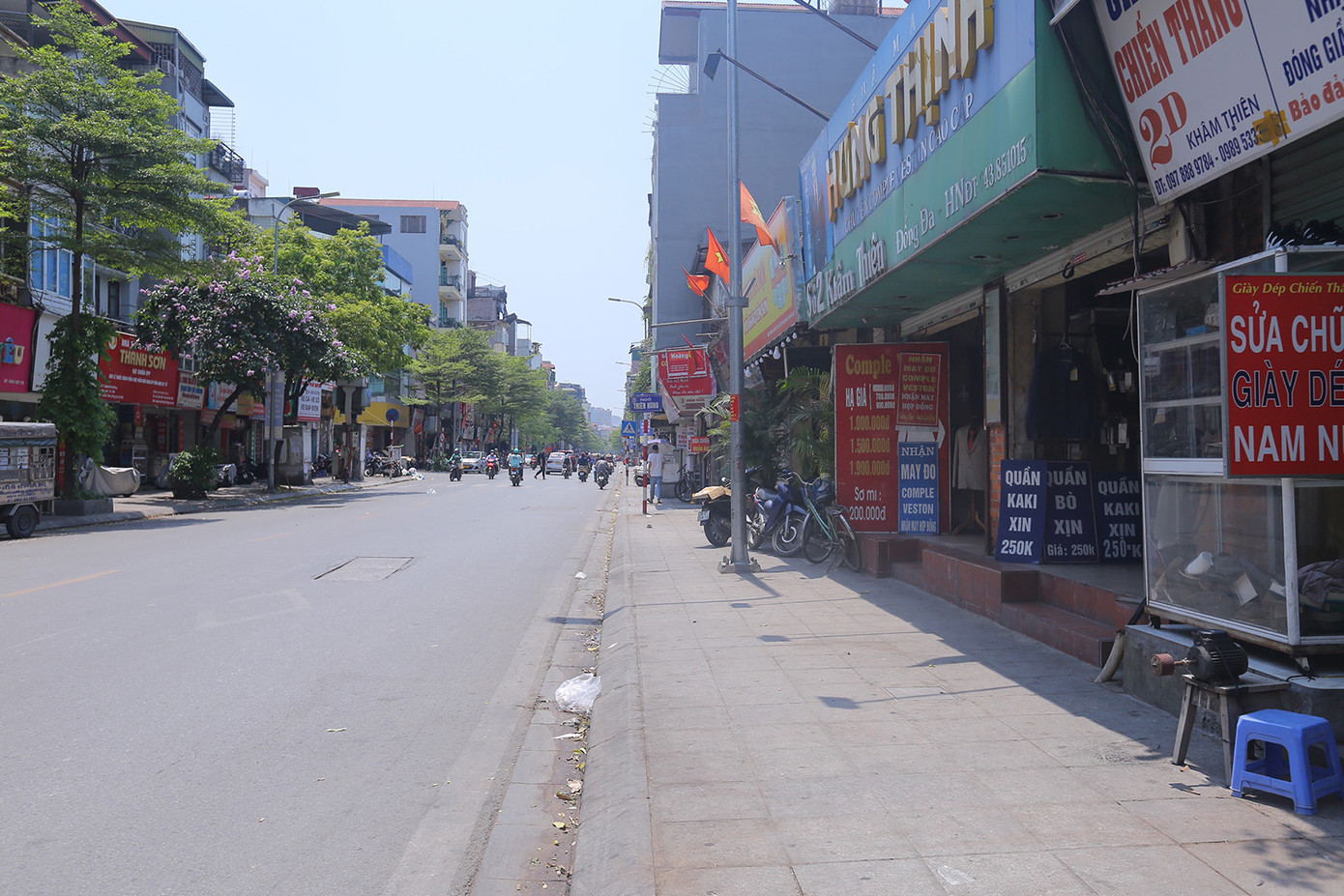 Nhiều người dân ở khu vực bên dãy nhà số chẵn không hiểu lý do vì sao, trên vỉa hè không bố trí trồng cây xanh, dù có đoạn vỉa hè khá lớn. Ảnh: Duy Phạm.