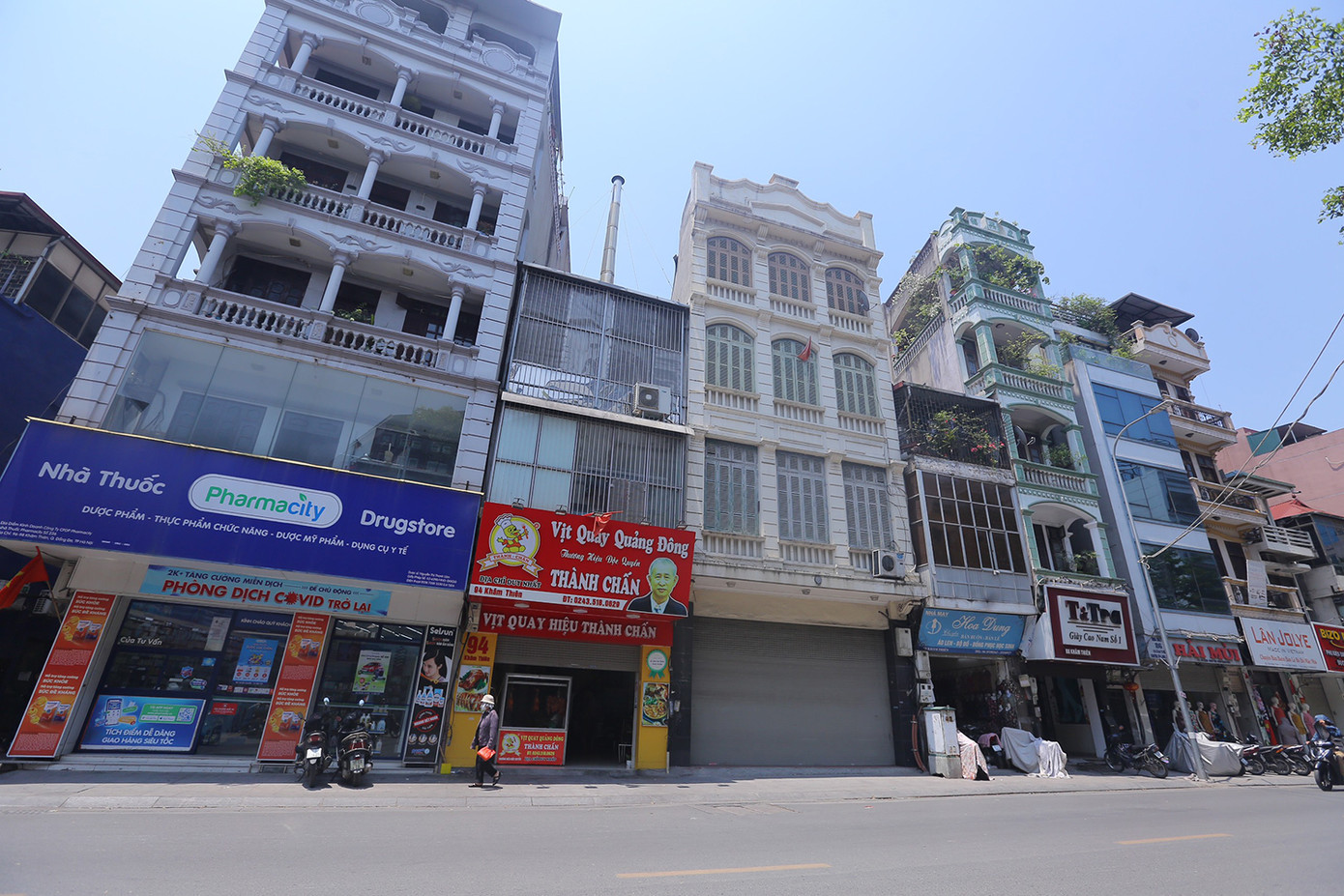 Trao đổi với phóng viên Tiền Phong, anh Nam, chủ một tiệm kinh doanh khu vực này cho biết: "Tôi cũng không hiểu tại sao chỉ có đoạn này là không có bóng cây nào. Những ngày nắng nóng thực sự là cực hình với người dân". Ảnh: Duy Phạm.