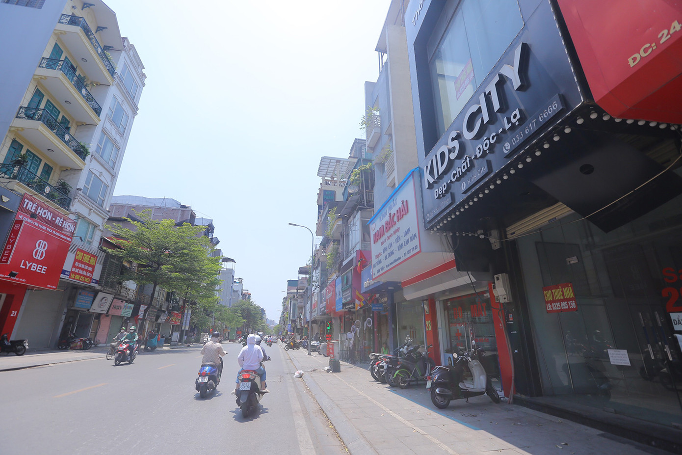 Một đoạn vỉa hè dài khoảng vài trăm mét trên phố Khâm Thiên, kéo dài từ khu vực giao với đường sắt (gần Ngã tư Lê Duẩn - Khâm Thiên) đến khu vực ngõ Văn Chương không một bóng cây xanh. Ảnh: Duy Phạm.