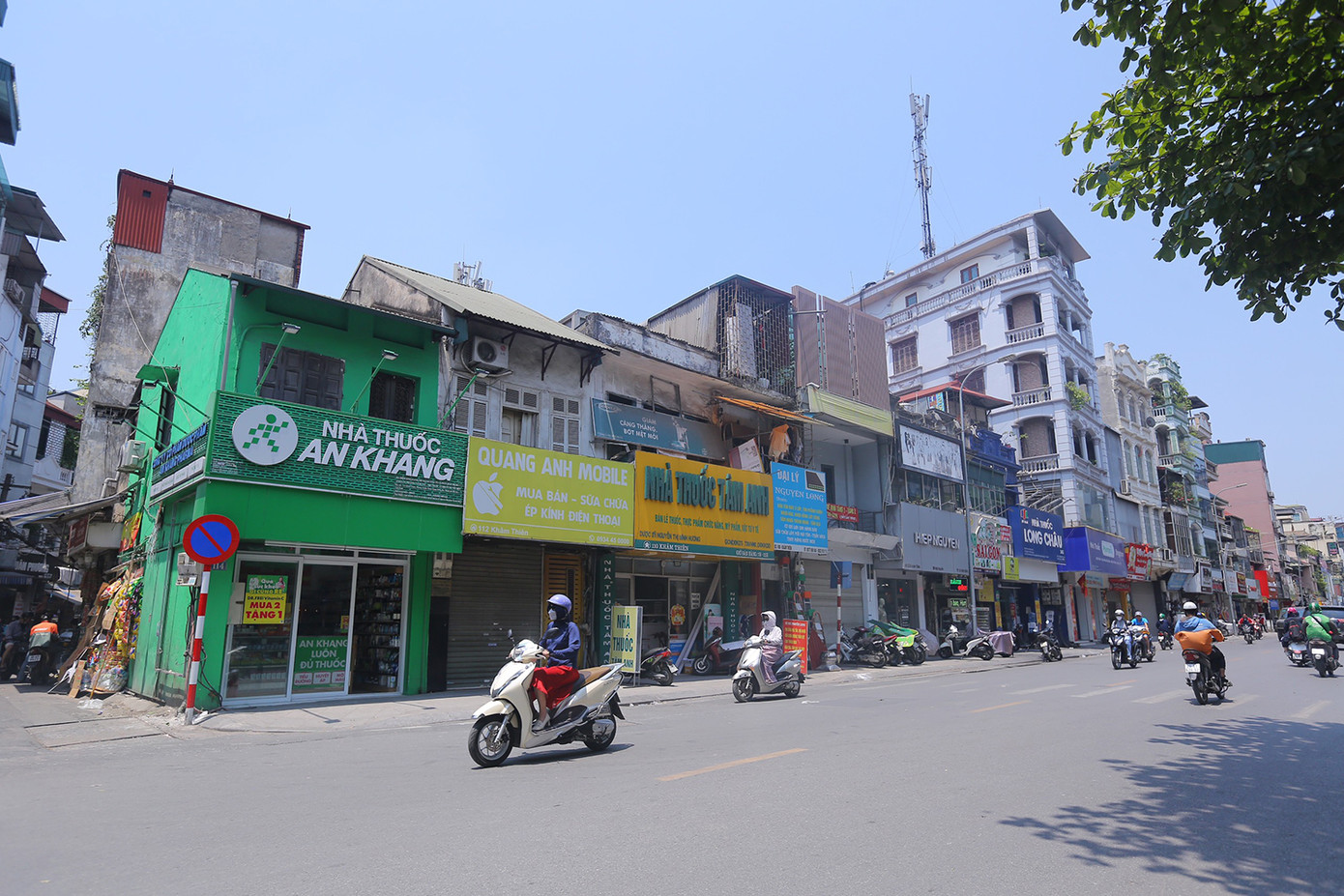 Cả một đoạn vỉa hè khá dài, chỉ có nhà cửa san sát, vỉa hè mới được cải tạo, lát đá thời gian trước, không có một bóng cây xanh. Ảnh: Duy Phạm.