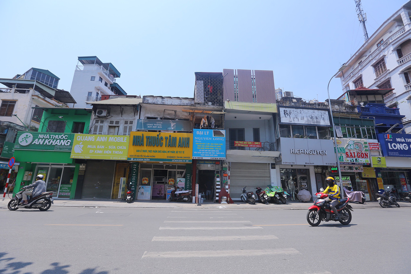 Trong những ngày nắng nóng cao điểm, việc không có cây xanh trên vỉa hè ảnh hưởng rất lớn tới đời sống, sinh hoạt của người dân mặt phố, người đi bộ. Ảnh: Duy Phạm.