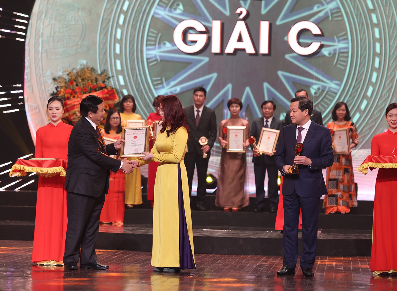 Nhà báo Thái Hà - đại diện nhóm tác giả loạt bài: "Mở đường văn hoá từ chức" của báo Tiền Phong nhận giải C (Ảnh: Như Ý). Nhà báo Thái Hà - đại diện nhóm tác giả loạt bài: "Mở đường văn hoá từ chức" của báo Tiền Phong nhận giải C (Ảnh: Như Ý).