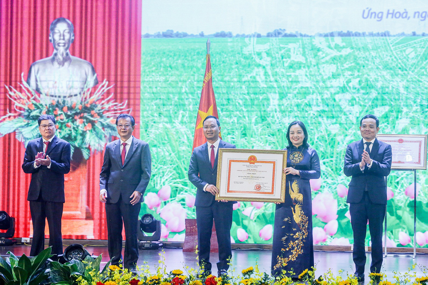Phó Thủ tướng Chính phủ Trần Lưu Quang (ngoài cùng bên phải) trao tặng Huân chương Lao động hạng Nhì cho huyện Ứng Hòa. Ảnh: Duy Phạm. Phó Thủ tướng Chính phủ Trần Lưu Quang (ngoài cùng bên phải) trao tặng Huân chương Lao động hạng Nhì cho huyện Ứng Hòa. Ảnh: Duy Phạm.