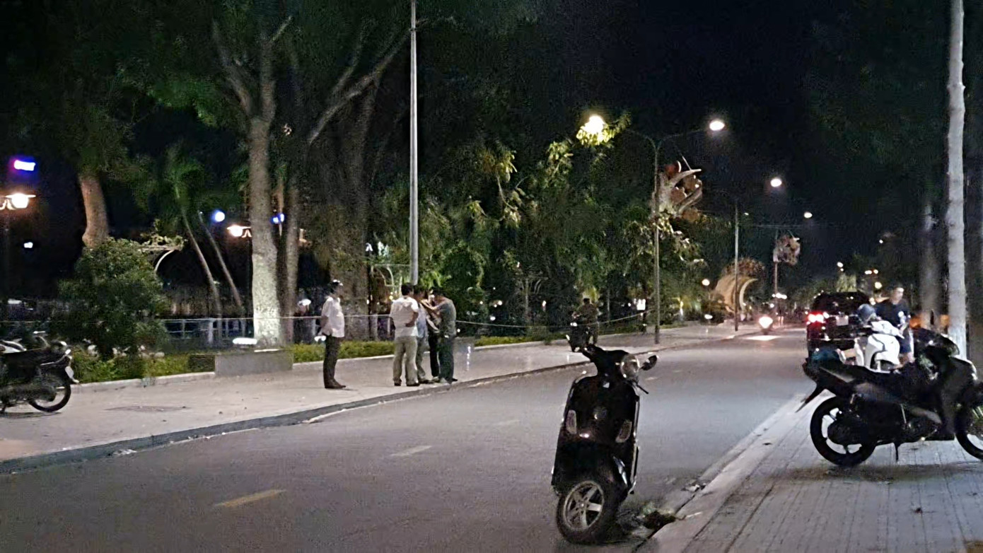 Cơ quan chức năng phong tỏa hiện trường vụ nổ súng ở Công viên Giếng nước vào tối 24/10. Ảnh: PV. Cơ quan chức năng phong tỏa hiện trường vụ nổ súng ở Công viên Giếng nước vào tối 24/10. Ảnh: PV.