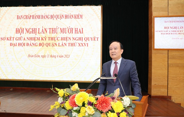 Phó Bí thư Thành uỷ, Chủ tịch HĐND thành phố Hà Nội Nguyễn Ngọc Tuấn phát biểu tại hội nghị. Ảnh: PV