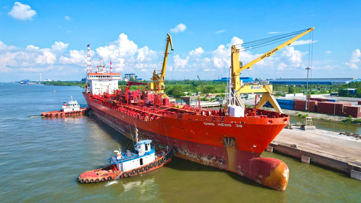 Vùng ĐBSCL thiếu vắng các siêu tàu container vì luồng vào không đảm bảo đủ tiêu chuẩn. Ảnh: Cảnh Kỳ. Vùng ĐBSCL thiếu vắng các siêu tàu container vì luồng vào không đảm bảo đủ tiêu chuẩn. Ảnh: Cảnh Kỳ.