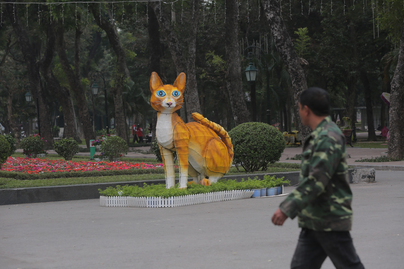 Tại Công viên Thống Nhất (Hà Nội) mới đây xuất hiện linh vật mèo chào đón Xuân Quý Mão 2023. Tuy nhiên, hình dạng lạ mắt của chú mèo linh vật này khiến dư luận mạng xã hội xôn xao. Ảnh: Duy Phạm