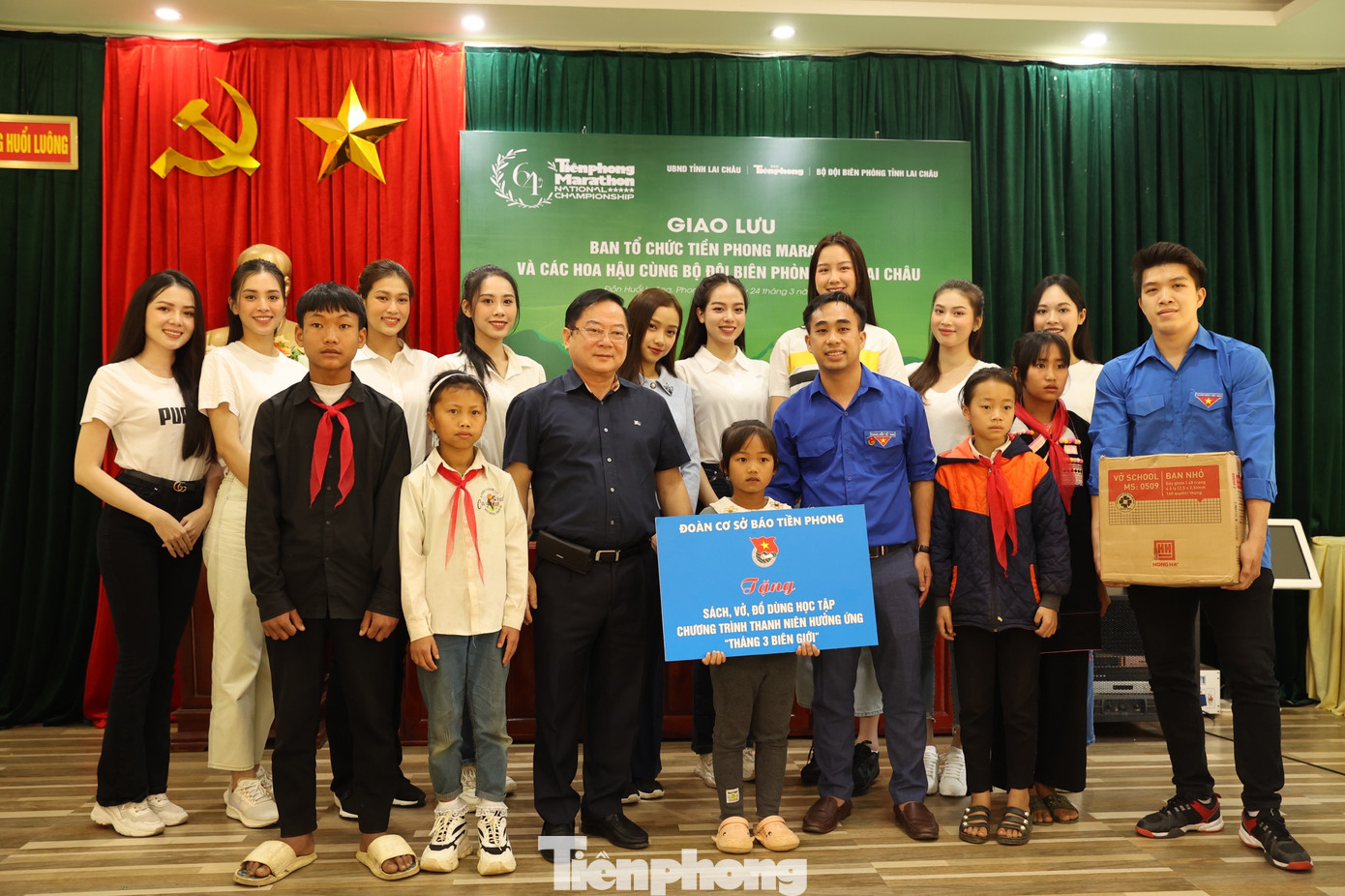 Ban Tổ chức Tiền Phong Marathon, các hoa hậu, người đẹp, Đoàn cơ sở báo Tiền Phong cũng có các phần quà trao tặng tại chương trình giao lưu. Ảnh: Trọng Tài