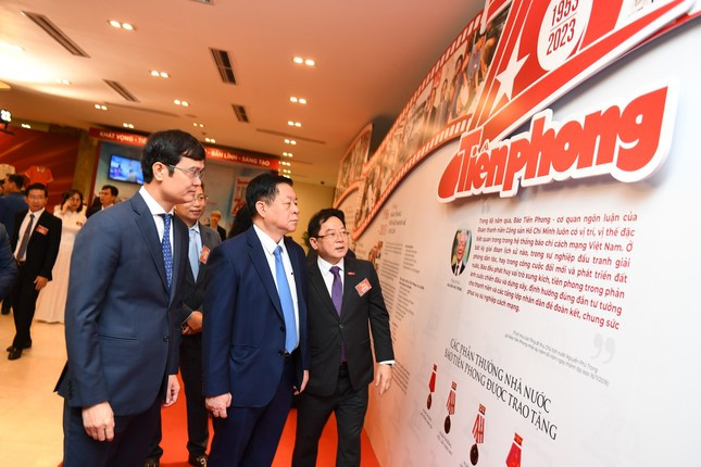 Trưởng ban Tuyên giáo T.Ư Nguyễn Trọng Nghĩa cùng Bí thư thứ nhất T.Ư Đoàn Bùi Quang Huy thăm "Bức tường lịch sử" báo Tiền Phong. Ảnh: PV. Trưởng ban Tuyên giáo T.Ư Nguyễn Trọng Nghĩa cùng Bí thư thứ nhất T.Ư Đoàn Bùi Quang Huy thăm "Bức tường lịch sử" báo Tiền Phong. Ảnh: PV.