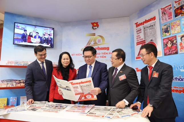 Trưởng ban Tuyên giáo T.Ư Nguyễn Trọng Nghĩa cùng Phó Chánh Văn phòng Thường trực Văn phòng T.Ư Đảng Lâm Thị Phương Thanh, Bí thư thứ nhất T.Ư Đoàn Bùi Quang Huy thăm gian hàng trưng bày sản phẩm của báo Tiền Phong. Ảnh: PV. Trưởng ban Tuyên giáo T.Ư Nguyễn Trọng Nghĩa cùng Phó Chánh Văn phòng Thường trực Văn phòng T.Ư Đảng Lâm Thị Phương Thanh, Bí thư thứ nhất T.Ư Đoàn Bùi Quang Huy thăm gian hàng trưng bày sản phẩm của báo Tiền Phong. Ảnh: PV.