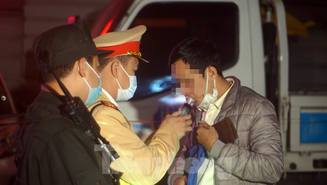 Kiểm tra nồng độ cồn lái xe trên địa bàn Hà Nội. Ảnh: TP Kiểm tra nồng độ cồn lái xe trên địa bàn Hà Nội. Ảnh: TP