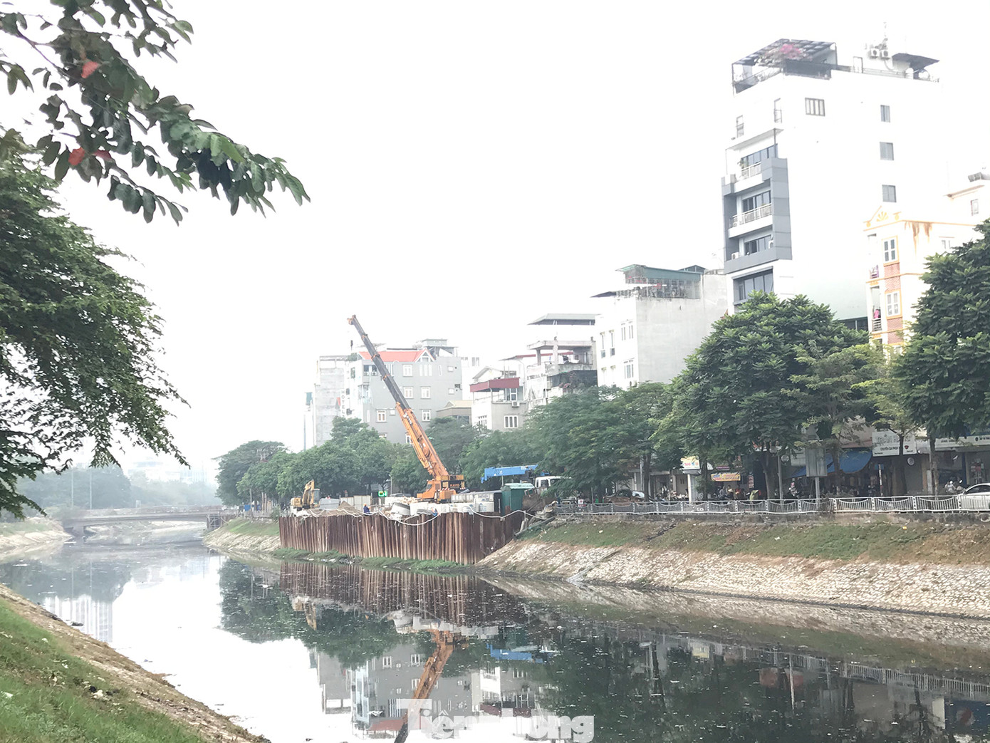 Phương tiện thi công hệ thống cống bao dọc sông Tô Lịch của Dự án Nhà máy xử lý nước thải Yên Xá. Ảnh: Trường Phong