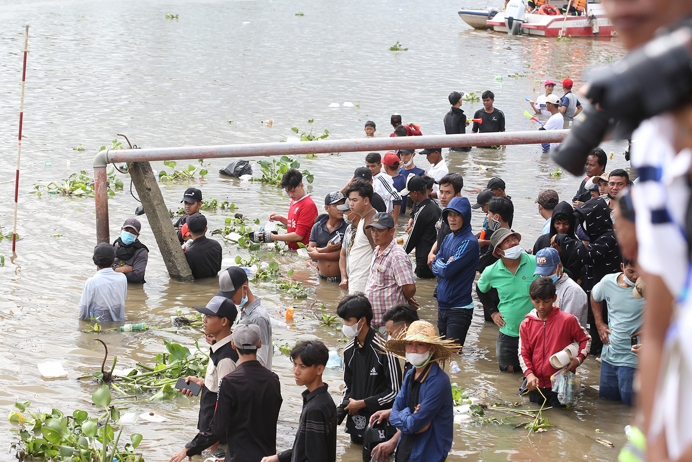 Khán giả hết mình cổ vũ các đội đua. Ảnh: Trường Phong. Khán giả hết mình cổ vũ các đội đua. Ảnh: Trường Phong.