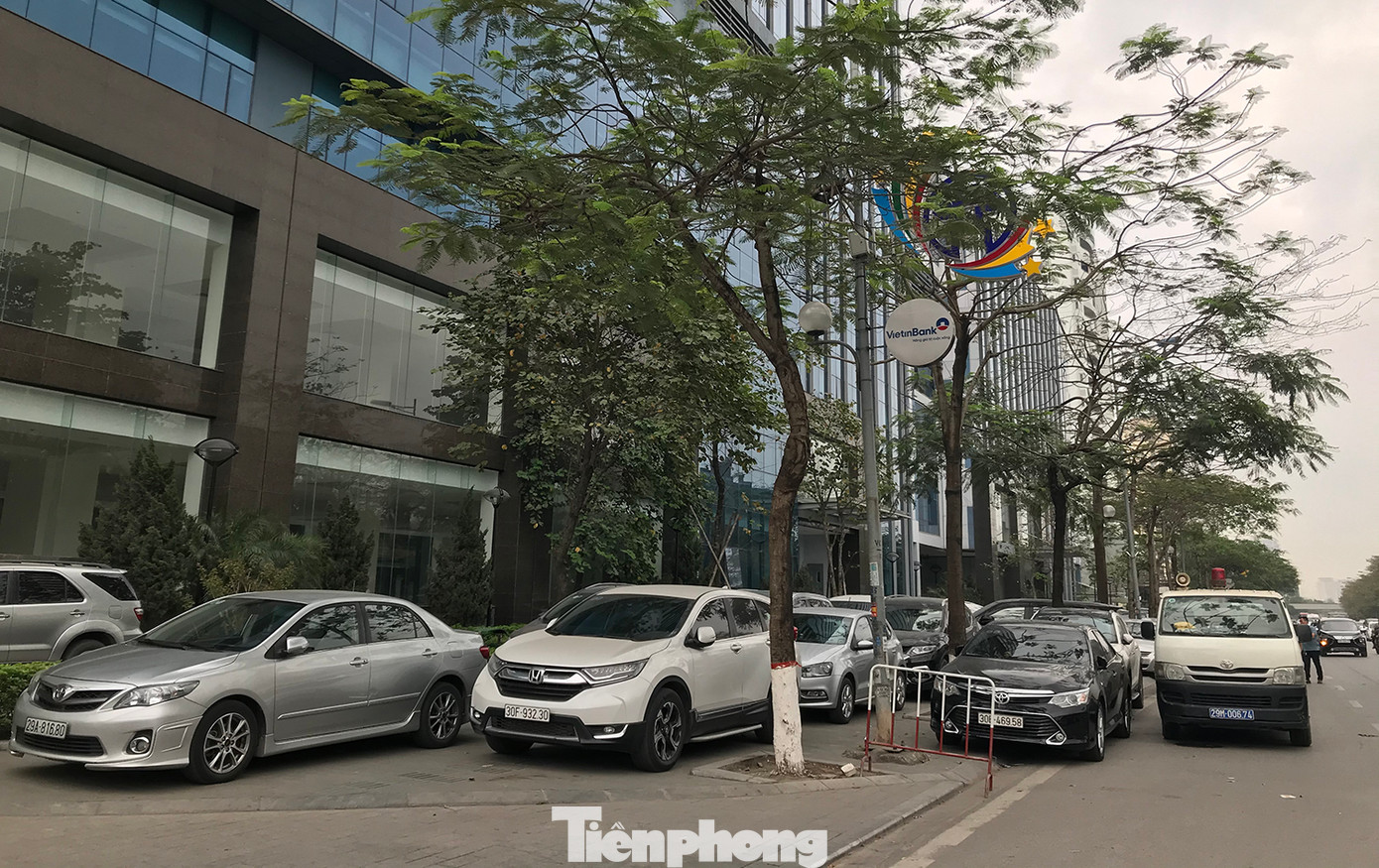 Rất nhiều ô tô dừng đỗ, gần như chiếm trọn vỉa hè dưới chân Khu liên cơ Võ Chí Công. Ảnh: Trường Phong. Rất nhiều ô tô dừng đỗ, gần như chiếm trọn vỉa hè dưới chân Khu liên cơ Võ Chí Công. Ảnh: Trường Phong.