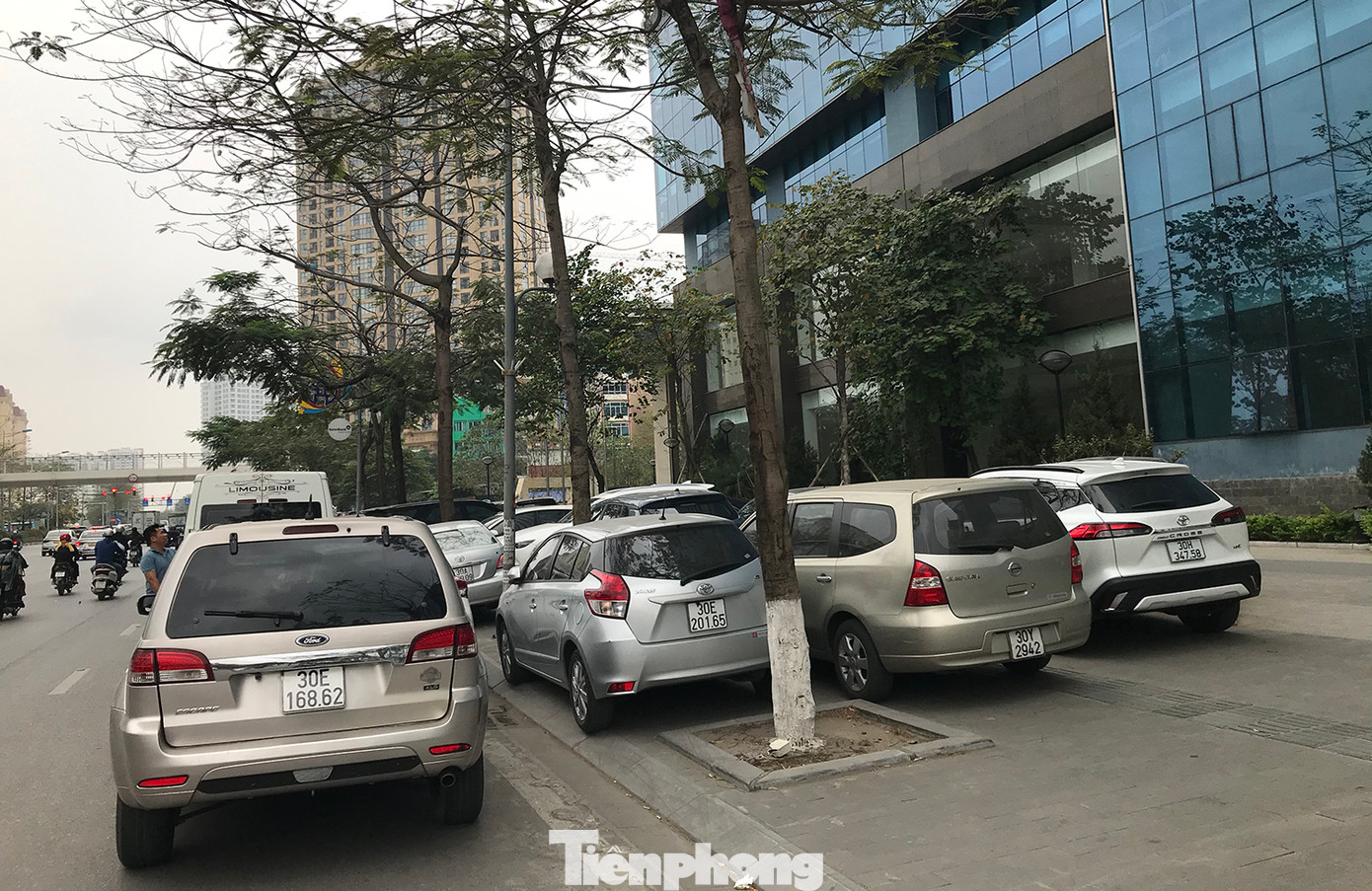 Do hầm để xe quá tải nên xung quanh Khu liên cơ Võ Chí Công (Tây Hồ, Hà Nội) cũng xuất hiện tình trạng ô tô dừng đỗ trên vỉa hè, dưới lòng đường. Ảnh: Trường Phong. Do hầm để xe quá tải nên xung quanh Khu liên cơ Võ Chí Công (Tây Hồ, Hà Nội) cũng xuất hiện tình trạng ô tô dừng đỗ trên vỉa hè, dưới lòng đường. Ảnh: Trường Phong.