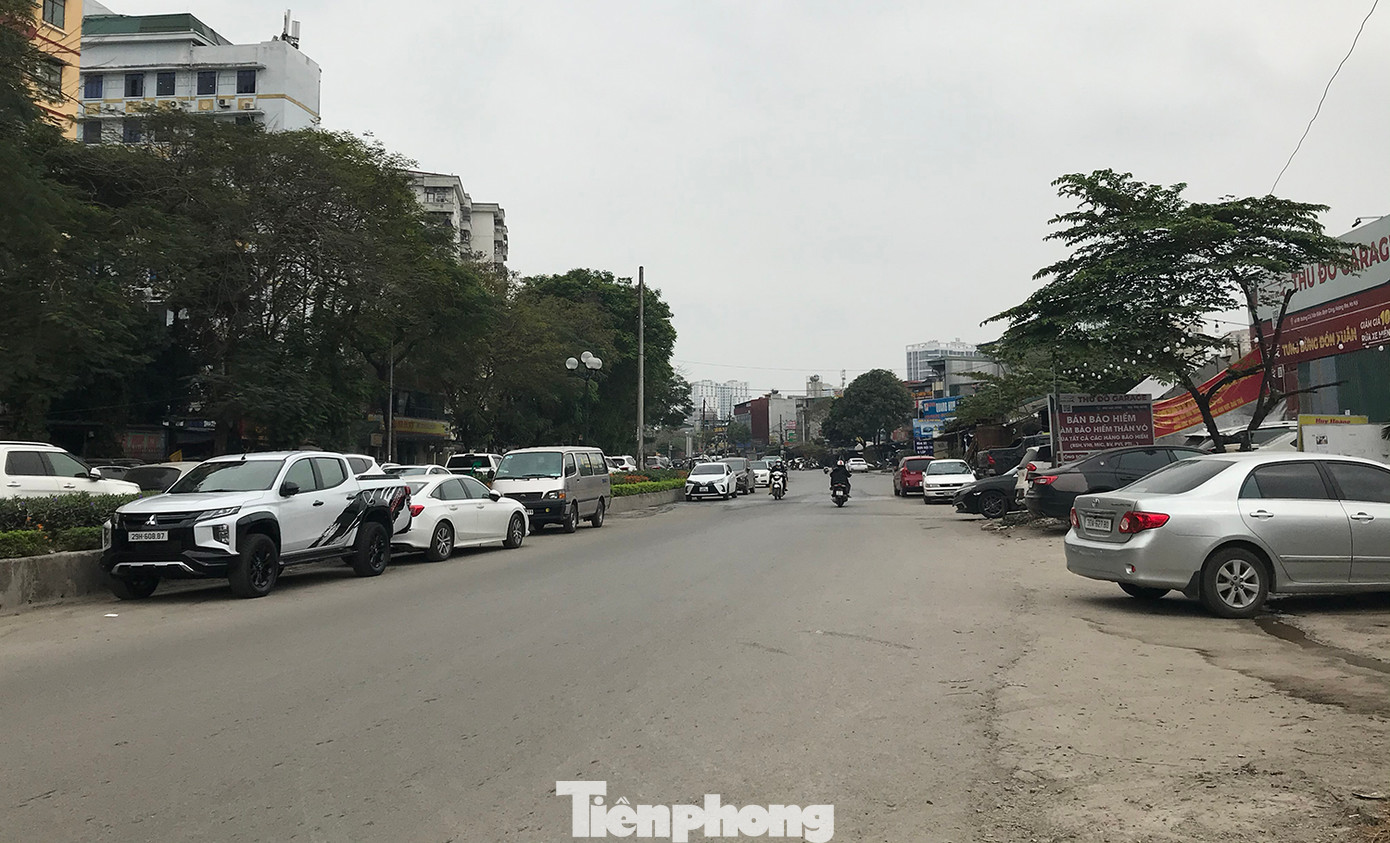 Nhiều ô tô dừng đỗ ở đường Trần Điền qua Khu đô thị Định Công. Theo lý giải của phường Định Công, do công suất hai bãi đỗ xe tĩnh trên địa bàn không đáp ứng đủ nhu cầu, nên các phương tiện thường phải dừng đỗ trong đường nội bộ khu hoặc ở đường Trần Điền. Ảnh: Trường Phong. Nhiều ô tô dừng đỗ ở đường Trần Điền qua Khu đô thị Định Công. Theo lý giải của phường Định Công, do công suất hai bãi đỗ xe tĩnh trên địa bàn không đáp ứng đủ nhu cầu, nên các phương tiện thường phải dừng đỗ trong đường nội bộ khu hoặc ở đường Trần Điền. Ảnh: Trường Phong.