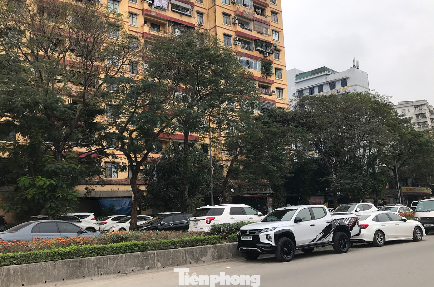Khu đô thị Định Công (Hoàng Mai, Hà Nội), từng được Bí thư Thành uỷ Hà Nội điểm tên về vi phạm lòng đường, vỉa hè, nhưng đến nay, tình trạng ô tô dừng đỗ tràn lan vẫn chưa được xử lý triệt để. Ảnh: Trường Phong. Khu đô thị Định Công (Hoàng Mai, Hà Nội), từng được Bí thư Thành uỷ Hà Nội điểm tên về vi phạm lòng đường, vỉa hè, nhưng đến nay, tình trạng ô tô dừng đỗ tràn lan vẫn chưa được xử lý triệt để. Ảnh: Trường Phong.