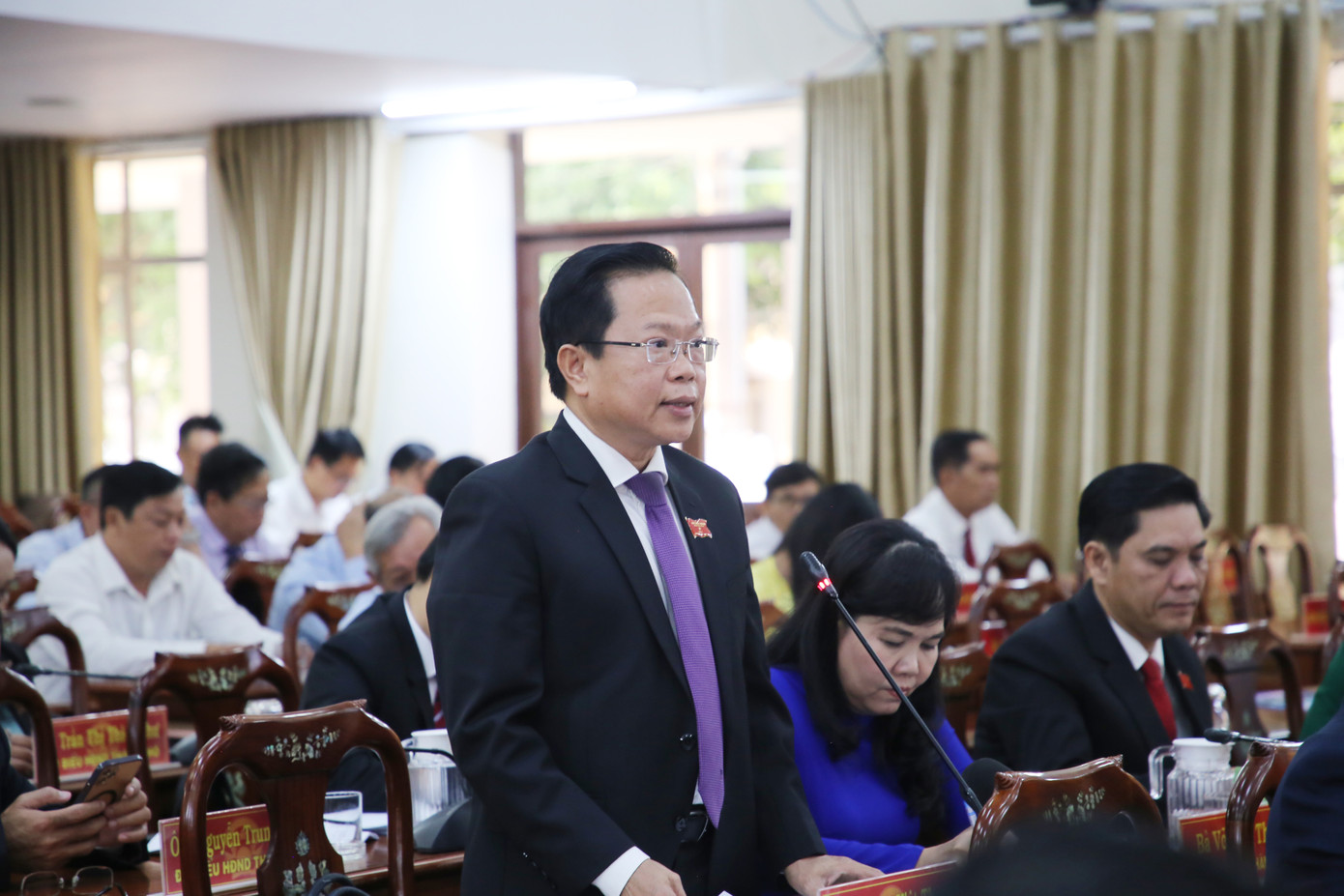 Giám đốc Sở Nội vụ Cần Thơ trả lời chất vấn. Ảnh: Nhật Huy Giám đốc Sở Nội vụ Cần Thơ trả lời chất vấn. Ảnh: Nhật Huy