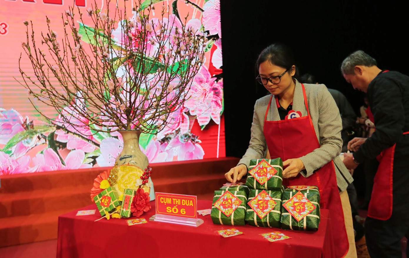 Ngoài việc gói bánh nhanh, các đội còn phải đảm bảo tính thẩm mỹ của từng chiếc bánh và trang trí bàn trưng bày sản phẩm.