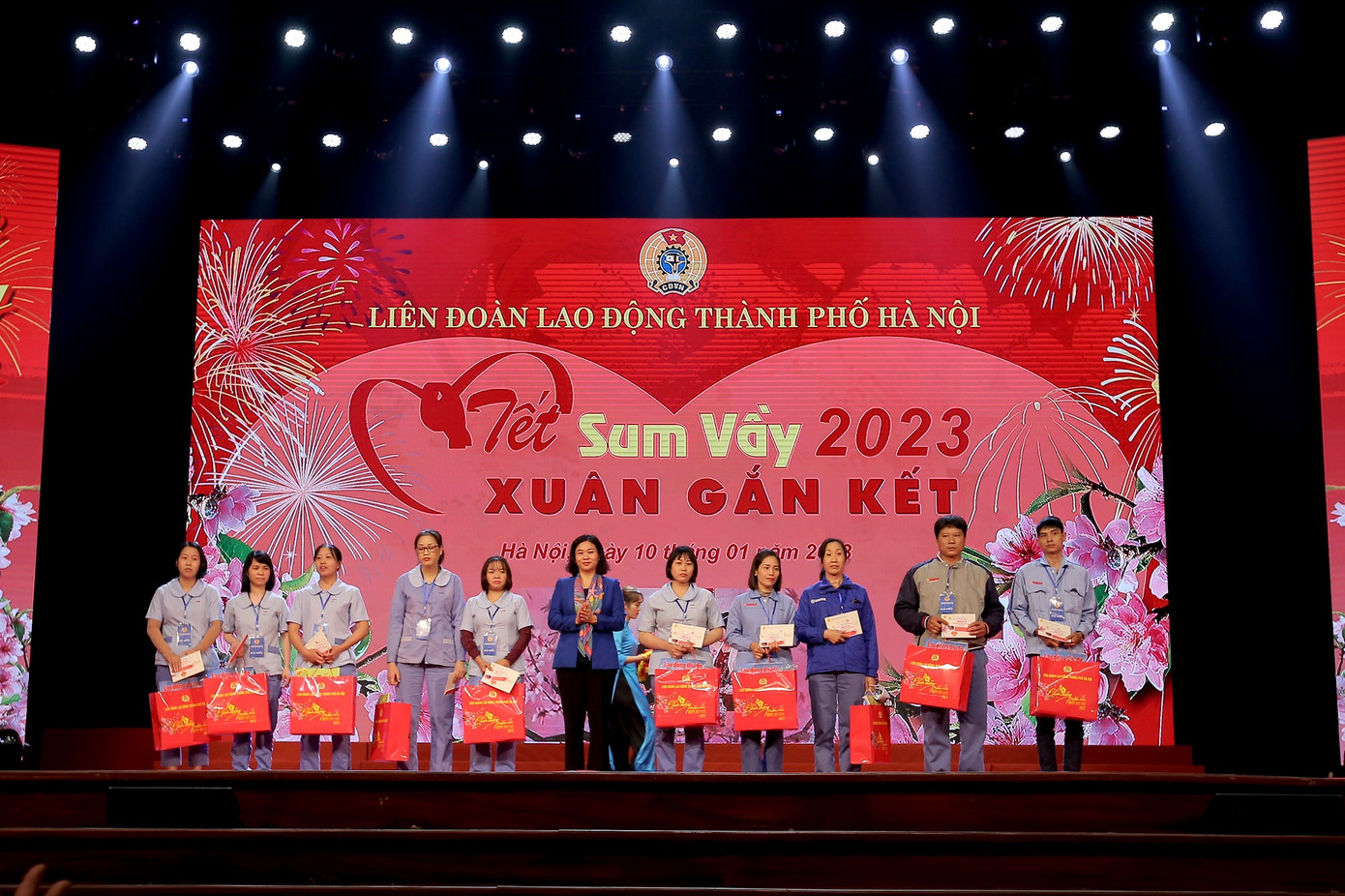 Phó Bí thư Thường trực Thành uỷ Hà Nội Nguyễn Thị Tuyến tặng quà Tết và vé xe ô tô đưa công nhân lao động có hoàn cảnh khó khăn về quê dịp Tết. Trong vài ngày tới, sẽ có 1.200 công nhân có hoàn cảnh khó khăn trên địa bàn thành phố được hỗ trợ vé xe về quê đón Tết với các điểm đến Thanh Hóa – Nghệ An – Hà Tĩnh.