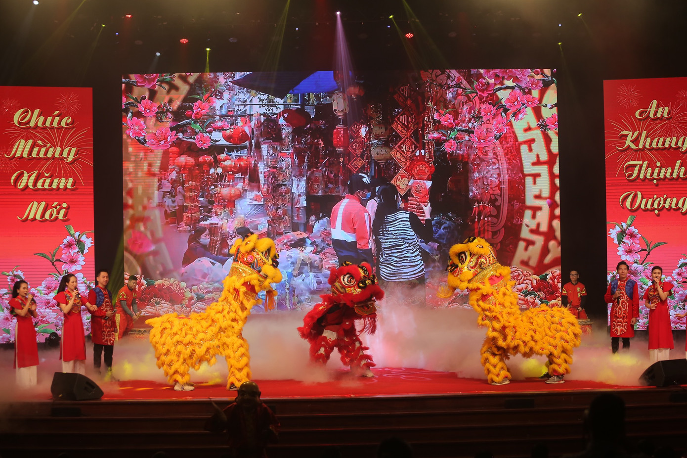 Chương trình “Tết sum vầy - 2023” với chủ đề Xuân gắn kết do LĐLĐ thành phố Hà Nội tổ chức nằm trong chuỗi các hoạt động hướng về người lao động nhằm chia sẻ, kết nối yêu thương, mang đến một không khí vui tươi, ấm áp trước thềm xuân mới Quý Mão; với mong muốn một mùa xuân tươi đẹp, bình an sẽ đến với mọi người, mọi nhà.